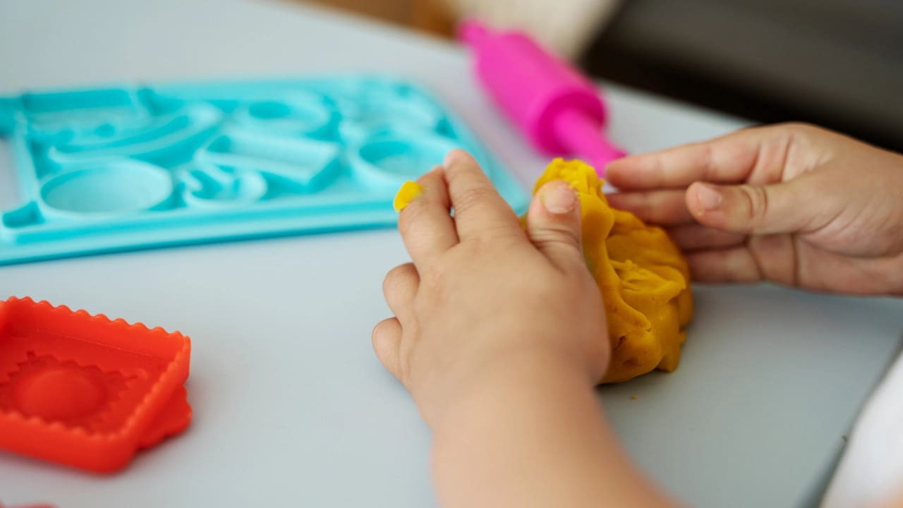 Bermain Lilin dan Masak-Masakan Kreativitas Anak Tanpa Gadget